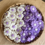 Handcrafted daisy candle with floral design – Pavanea